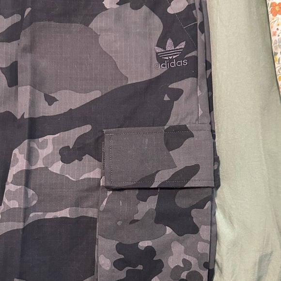 adidas Men's Black Camouflage Cargo Pants - Picture 3 of 4